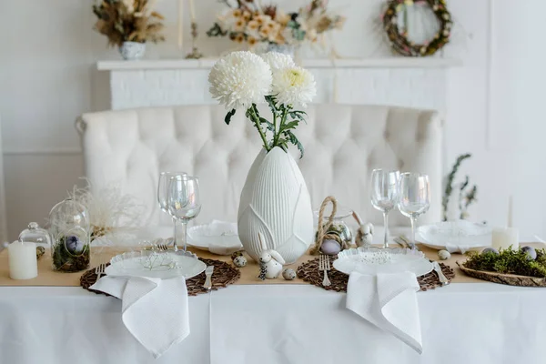 Versierde Feestelijke Tafel Voor Traditioneel Vakantiediner Met Eieren Lentebloemen Servetten — Stockfoto