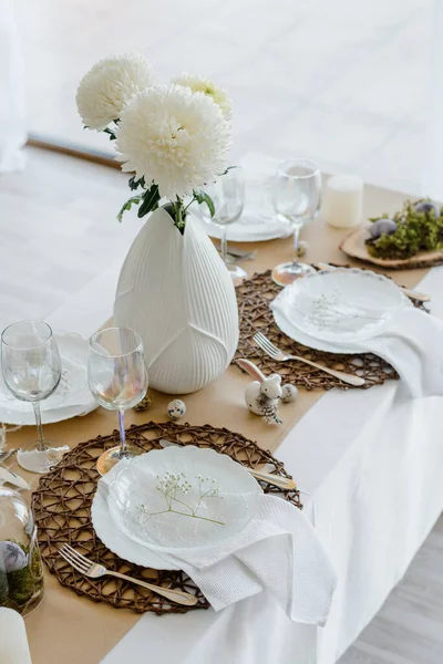 Versierde Feestelijke Tafel Voor Traditioneel Vakantiediner Met Eieren Lentebloemen Servetten — Stockfoto