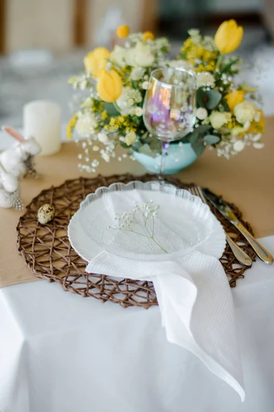 Nakrycie Stołu Tradycyjny Świąteczny Obiad Białe Wiosenne Kwiaty Brązowy Obrus — Zdjęcie stockowe