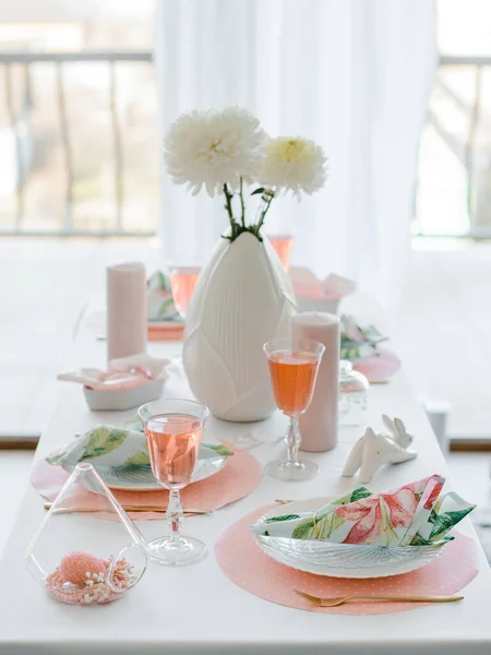 Decor Tafel Setting Van Feestelijke Tafel Met Witte Lente Bloemen — Stockfoto