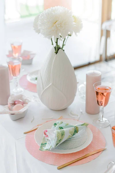 Декор Обстановка Столу Святкового Столу Білими Весняними Квітами Посудом Рожевими — стокове фото