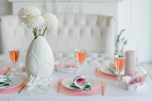 Decor Tafel Setting Van Feestelijke Tafel Met Witte Lente Bloemen — Stockfoto