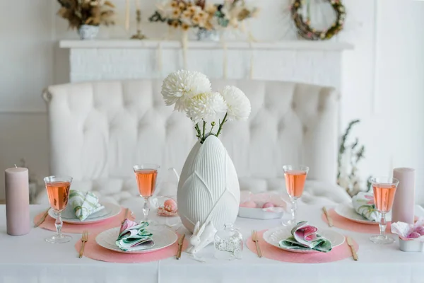 Decor Tafel Setting Van Feestelijke Tafel Met Witte Lente Bloemen — Stockfoto