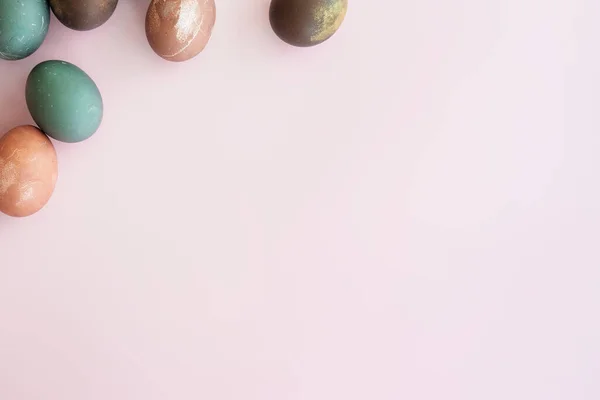 Pembe arka planda boyalı yumurtalar, kopyalama alanı. Doğal pastel renkli yumurta. Mutlu Paskalyalar. Boşluğu kopyala.