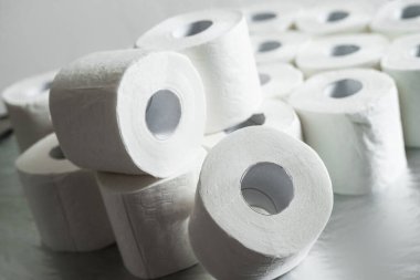 Tuvalet kağıdı rulo arka planı. Covid-19, koronavirüs, hijyen ve panik yüzünden dükkanlarda tuvalet kağıdı eksikliği kavramı