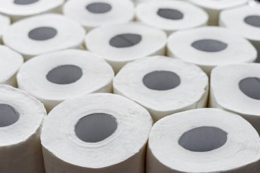 Tuvalet kağıdı rulo arka planı. Coronavirüs, Covid-19, hijyen ve panik yüzünden dükkanlarda tuvalet kağıdı eksikliği kavramı