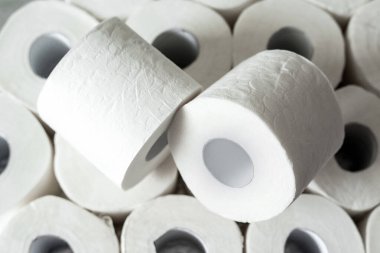 Tuvalet kağıdı arka planı sarıyor. Covid-19, koronavirüs, hijyen ve panik yüzünden dükkanlarda tuvalet kağıdı eksikliği kavramı.