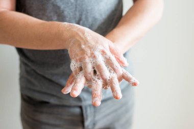 Coronavirus salgını önleme sabunla sıcak suyla ellerini yıka ve parmaklarını sık sık ovala ya da el dezenfektanı jeli kullan.