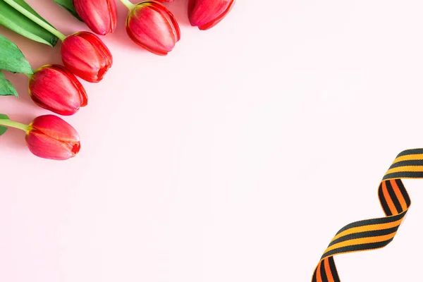 Mooie Lente Rode Tulpen Met George Lint Witte Houten Achtergrond — Stockfoto