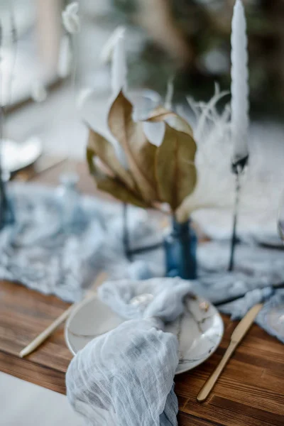 結婚式の宴会 明るい色の祭りの装飾 カトラリー キャンドル ドライフラワー リネンスカイブルーランナー付きの木製テーブル — ストック写真