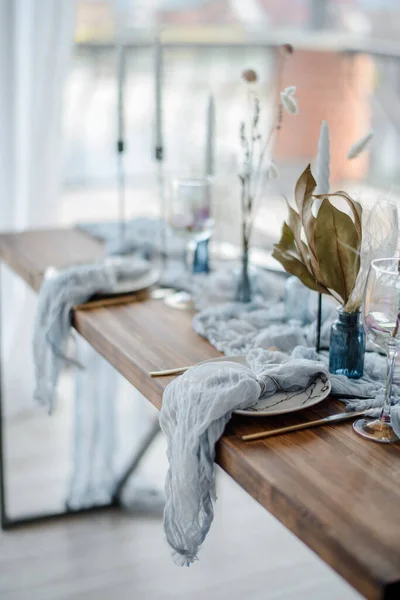 秋のテーブルの装飾は 木製のテーブルは 明るい青ガーゼのテーブルクロスとドライフラワー ホワイトプレート ヴィンテージカトラリー キャンドルを添えて トップビュー 選択的フォーカス — ストック写真