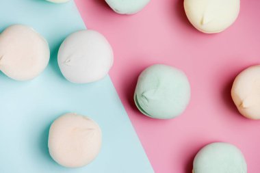 Pembe ve mavi arkaplanda renkli tatlı zephyr şekerlemeleri. Hava şekerlemeleri. Yakından mı, Foo? fotoğrafçılık