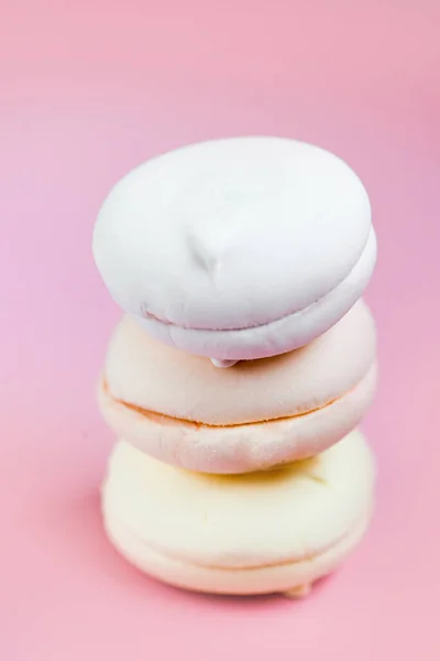 Mehrfarbiges Marshmallow Auf Rosa Hintergrund Bunte Süßigkeiten Lecker Und Schön — Stockfoto