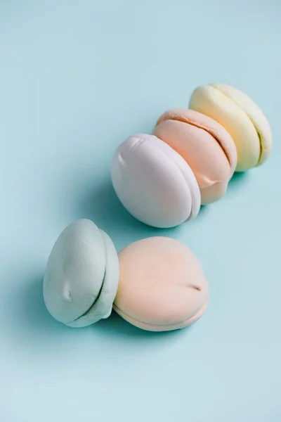 Gentle Zephyr Close Air Marshmallows Pastel Shades Sky Blue Background — Stock Photo, Image