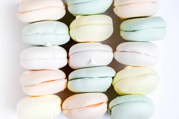 Vzduchové Marshmallows Pastelových Odstínech Bílém Pozadí Jemný Pastelově Zbarvený Zephyr — Stock fotografie