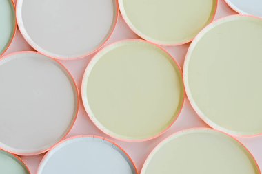 farklı renklerde tek kullanımlık kağıt tabaklar