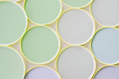 farklı renklerde tek kullanımlık kağıt tabaklar