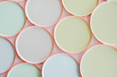 farklı renklerde tek kullanımlık kağıt tabaklar