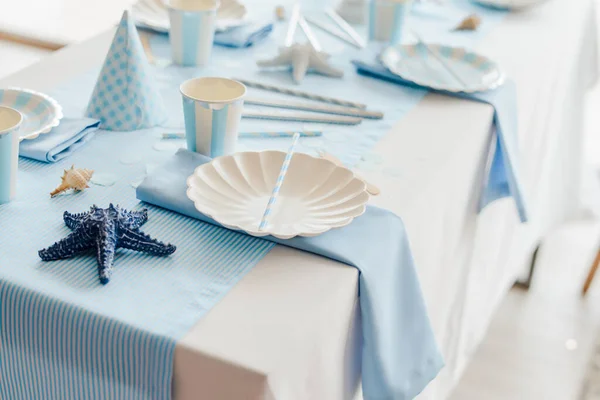 Tafelgerei Decoraties Voor Het Serveren Van Feestelijke Tafel Zeestijl Elegante — Stockfoto