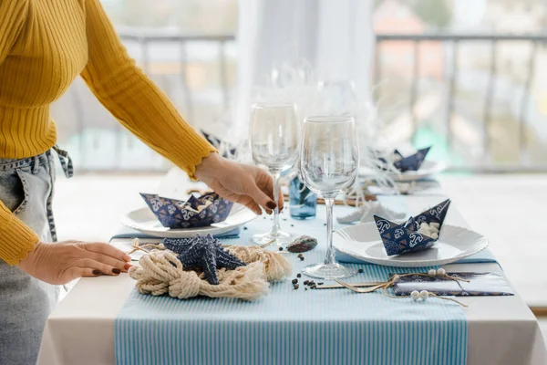 Vrouw Serveert Feesttafel Blauwe Kleuren Met Textiel Tafelkleed Witte Schotels — Stockfoto