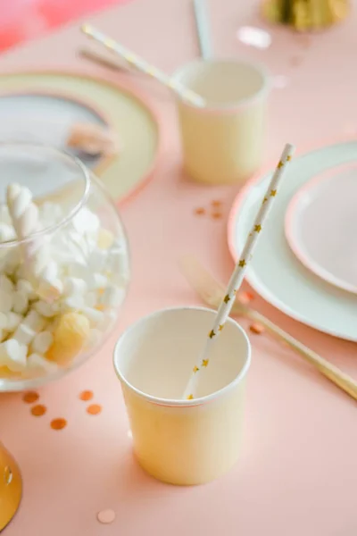 Dekorative Festliche Tischdekoration Für Kinder Party Dinner Mit Textilrosa Tischdecke — Stockfoto