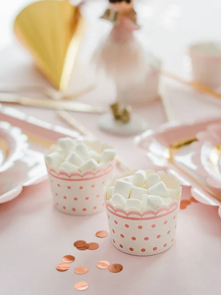 Lahodné Narozeninové Bonbóny Marshmallow Stranickém Stole Růžových Zlatých Barvách — Stock fotografie