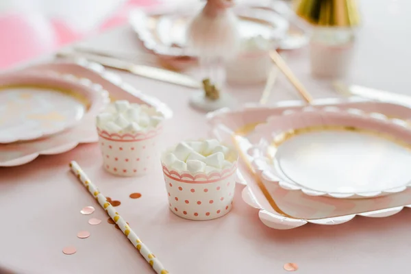 Heerlijke Verjaardagssnoepjes Marshmallow Feesttafel Roze Gouden Kleuren — Stockfoto