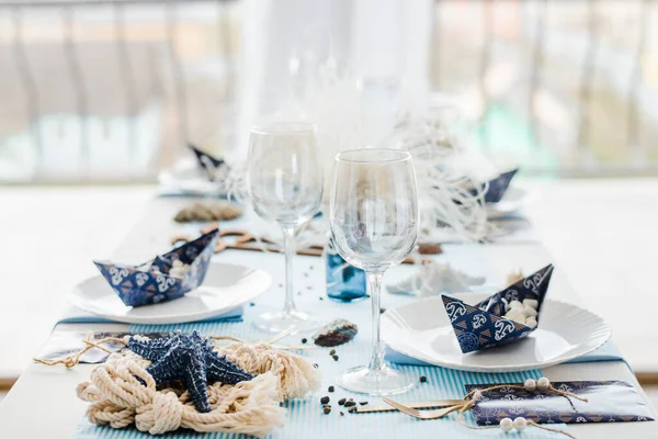 Feestelijke Tafelschikking Zeestijl Elegante Borden Glazen Het Blauw Kleuren Papieren — Stockfoto