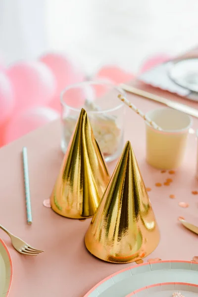 Golden Birthday Caps Pink Party Table — Stock Photo, Image