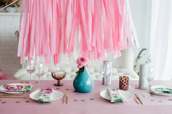 Verjaardag Tafel Instelling Roze Kleuren Met Roos Vaas Streamers Slinger — Stockfoto
