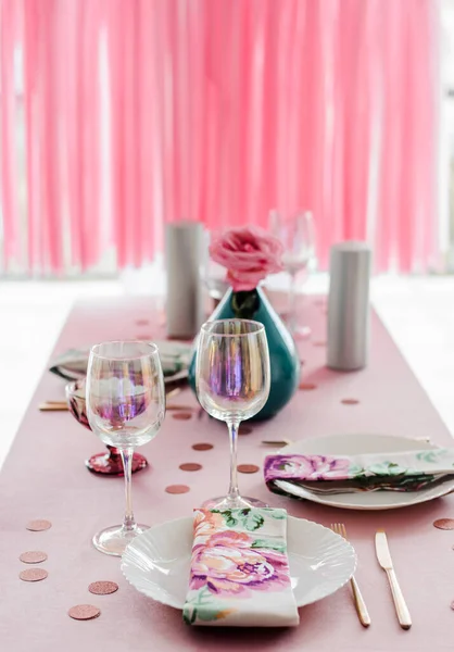Τραπέζι Γενεθλίων Ροζ Και Χρώματα Τριαντάφυλλο Στο Βάζο Στρήμερς Γκάρλαντ — Φωτογραφία Αρχείου