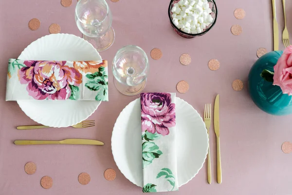 Sluiten Verjaardag Bruiloft Tafel Instelling Roze Kleuren Met Griep Napkns — Stockfoto