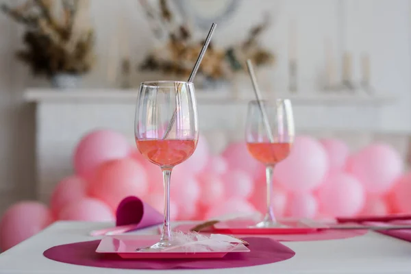 Cocktail Met Bril Elegante Feestelijke Tafel Heldere Tinten Bruiloft Verjaardag — Stockfoto