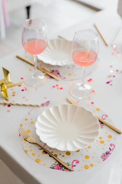 Verjaardag Bruiloft Tafel Zetting Witte Kleuren Met Cocktails Glazen Babyfeestje — Stockfoto