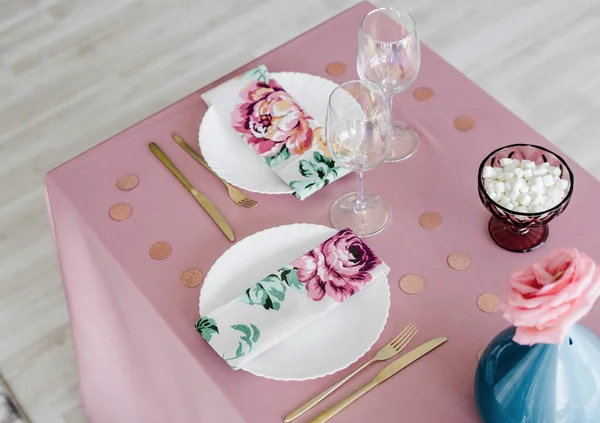 美しい白い料理 黄金のカトラリー コンフェッティ ワインのグラスとほこりっぽいピンクの色のテーブルセッティング 閉めろ 選択的焦点 — ストック写真