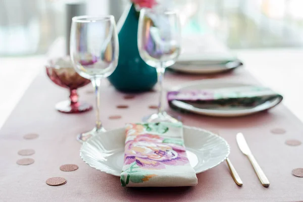 Gastenverblijf Tafelschikking Stoffige Roze Kleuren Met Mooie Witte Gerechten Gouden — Stockfoto