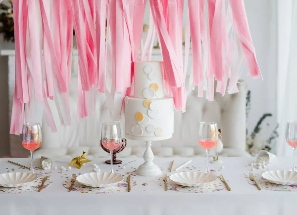 Feesttaart Versierde Feesttafel Wit Vakantiehuis Interieur Verjaardag Bruiloft Babyshower Decor — Stockfoto