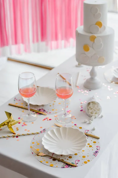 Verjaardag Bruiloft Tafel Zetting Witte Kleuren Met Cocktails Glazen Babyfeestje — Stockfoto