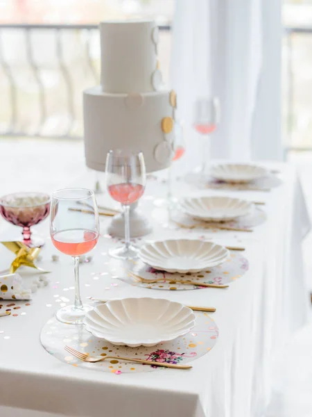 Verjaardag Bruiloft Tafel Zetting Witte Kleuren Met Cocktails Glazen Babyfeestje — Stockfoto