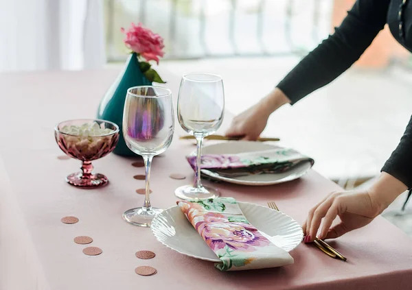 Decorator Serving Party Table Gentle Pink Colors Pink Tablecloth White — Stock Photo, Image