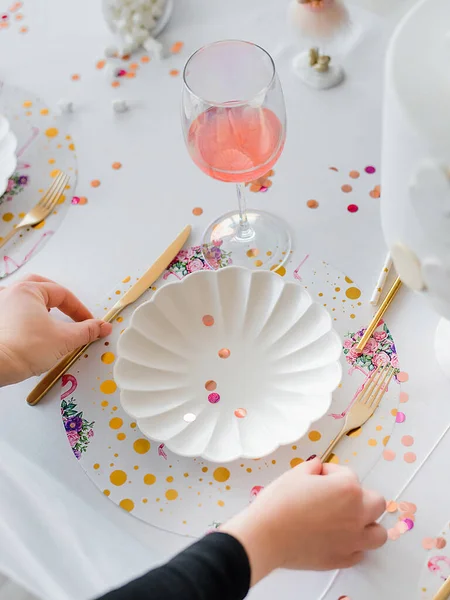 Decorator Serveren Feesttafel Witte Kleuren Met Mooie Witte Gerechten Glazen — Stockfoto