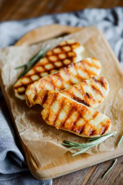 Tahta bir masanın üzerinde biberiyeli halloumi peyniri.