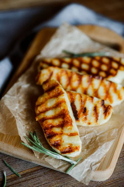 Tahta bir masanın üzerinde biberiyeli halloumi peyniri.