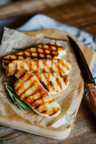 Tahta bir masanın üzerinde biberiyeli kızarmış halloumi peyniri.