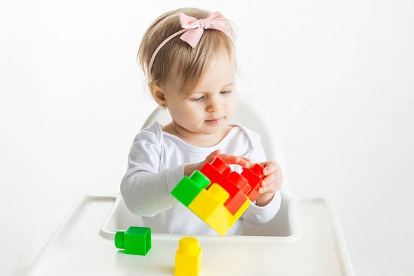 Beau Bébé Blond Joue Avec Constructeur Lumineux Sur Une Table — Photo