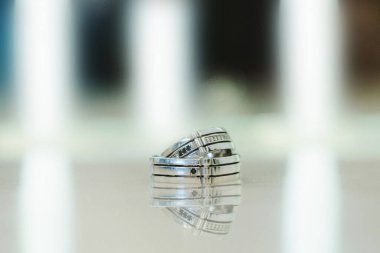 Alyansları ve ışıkları olan güzel gümüş bir arka plan.