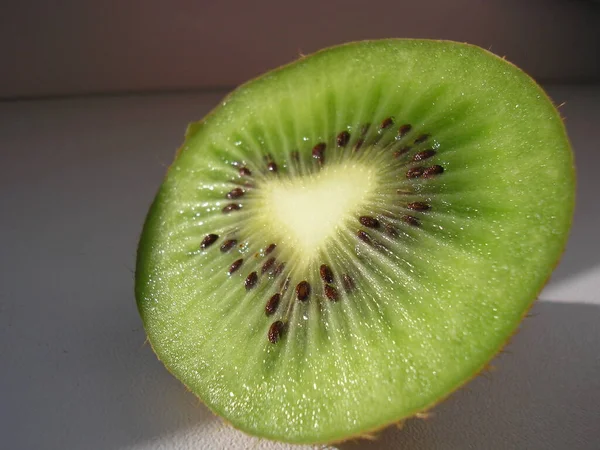 Kiwifrukten Delad Mitten Och Kiwi Snittet Ser Som Ett Hjärta — Stockfoto