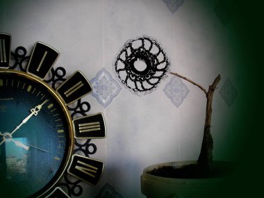 Zaman ölçme zamanı, yapay çiçekli boş bir bitki.