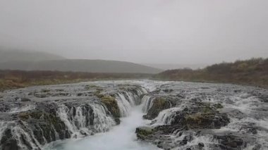İzlanda 'da bir şelalenin Yavaş Hareketli İHA görüntüsü