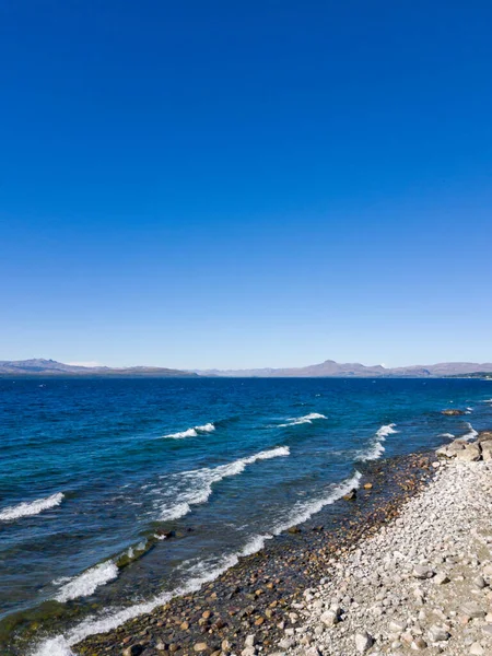 Utsikt Från Stranden Nahuel Huapi Sjö Med Stenar Och Vågor — Stockfoto